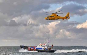 NHV SAR helikopter oefent op zee