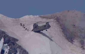 Knappe redding door een Chinook helikopter