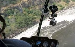 VIDEO: vliegen door een kloof van de Victoria watervallen