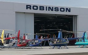 Robinson R44 Raven II maakt landing op een Tonijnvaarder