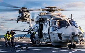 Drie NH90-helikopters oefenen vanop NL marine transportschip 