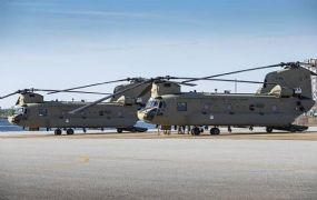 Eerste twee nieuwe Chinooks CH-47F MYII CAAS aangekomen in LCW Woensdrecht