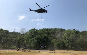 Belgische luchtmacht gebruikt NH90 om auto's uit het puin te evacueren