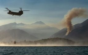 DHC Chinook squadron 298 steunt Albanie tijdens inferno
