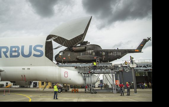 Airbus test haar Beluga om een CH-53 te transporteren