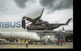 Airbus test haar Beluga om een CH-53 te transporteren