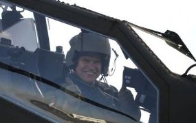 Commandant der NL Strijdkrachten vliegt met Apache AH-64E