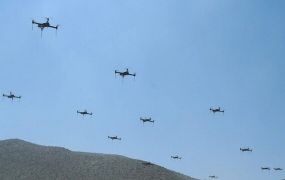 Vervangen zwermen mini-drones straks de verkenningshelikopters?