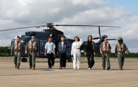 Militaire helikopters vlogen de Ambassadeurs van de Vrijheid door Nederland