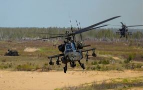US Army AH-64 Apaches in Letland voeren NAVO-oefening met live-vuur uit 