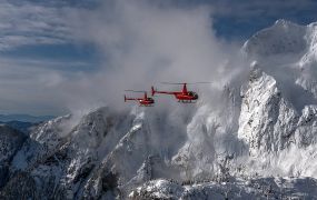 Robinson Climb Higher vliegt in de Canadese Mountains